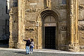 Pavia, Chiesa di San Michele Maggiore. Portale di sinistra. 